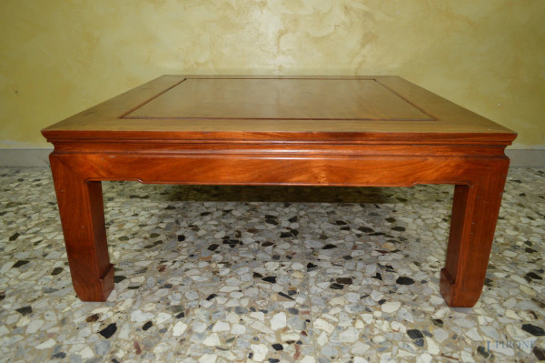 Basso tavolo da salotto di linea quadrata in legno di tek, arte orientale, h. 41x92x92 cm.