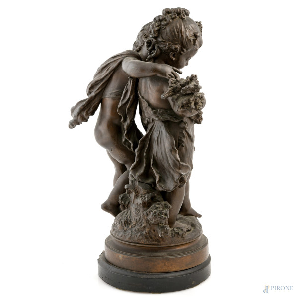 Coppia di fanciulli, scultura in bronzo su base in legno , XX secolo, altezza cm 52, firmato alla...