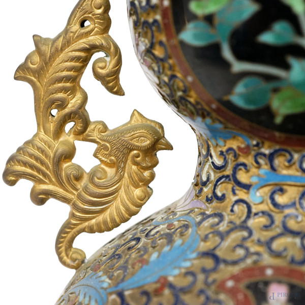 Potiche cloisonné in metallo dorato e smalto policromo, decori a motivi geometrici e floreali, Ci...