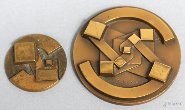 Lotto di due medaglie di Gi&#242; Pomodoro (1930-2002), diametro max 6 cm.