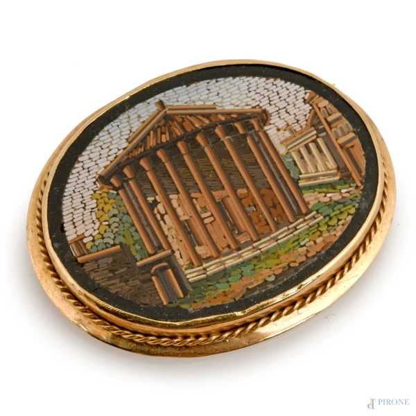 Spilla in micromosaico con montatura in oro 18 kt rafffigurante il Tempio di Ercole, cm 3,3x44,1