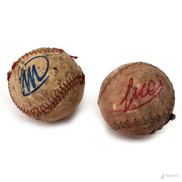 Lotto composto da due originali palle da baseball risalenti agli anni 50