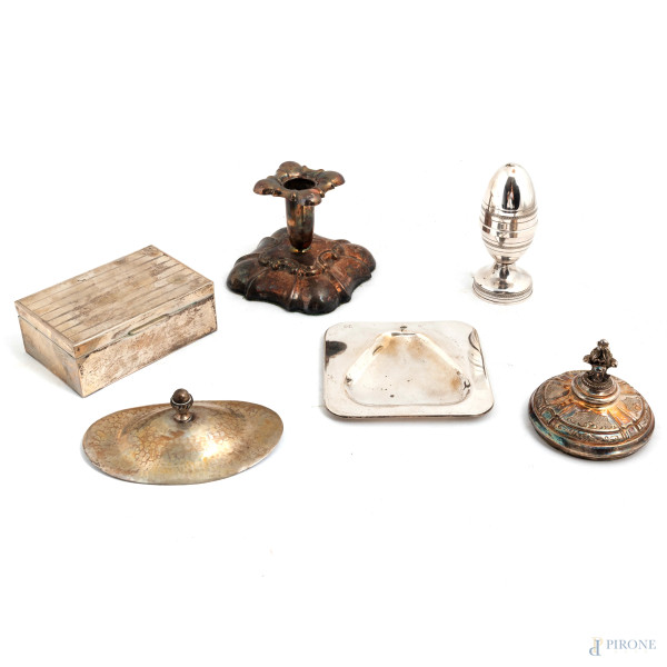 Lotto composto da una scatola rivestita in argento e da oggetti in argento, XX secolo, misure massime altezza cm 9,5, peso lordo complessivo gr 730