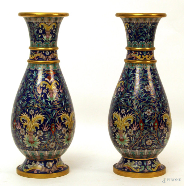 Coppia di vasi cloisonn&#233; a decoro vegetale, Cina, XX sec., H 23,5 cm.