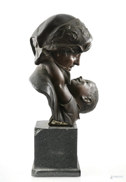 Maternità, scultura in bronzo, altezza cm 42, firma incussa al retro, su base in marmo, (segni di usura, sbeccature e difetti)