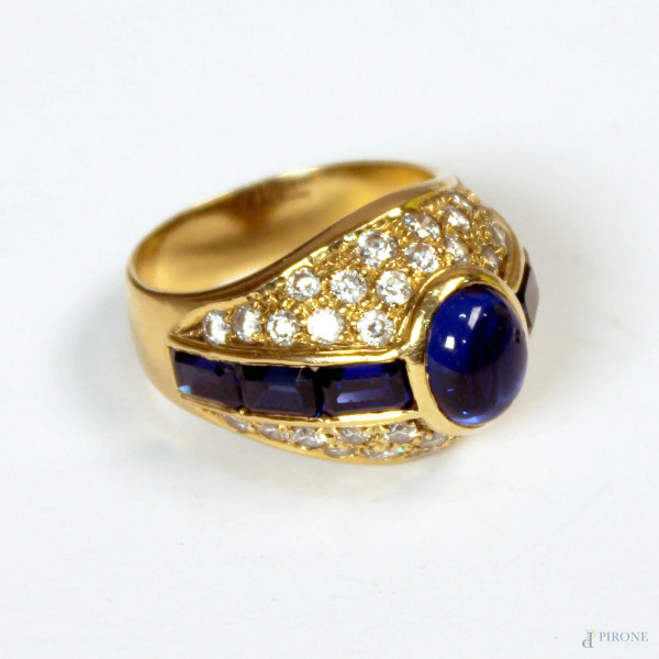 Anello in oro 18 kt con pietre scure e zirconi, gr. 14,9.