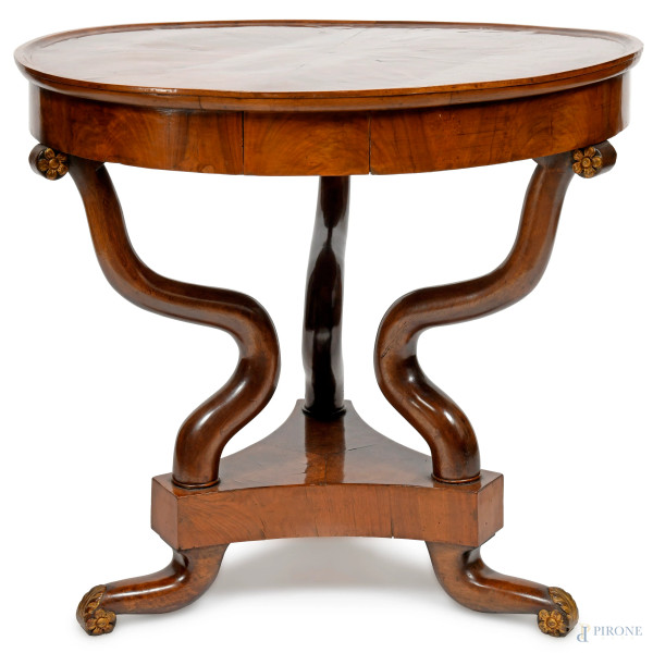 Tavolo tondo in noce impiallacciato con gambe mosse raccordate da pedana, XIX secolo, cm 79x88,5, (segni di usura)