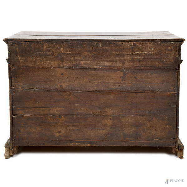 Cassettone in noce con fronte scandito da tre cassetti e finto cassetto. Piano superiore apribile...