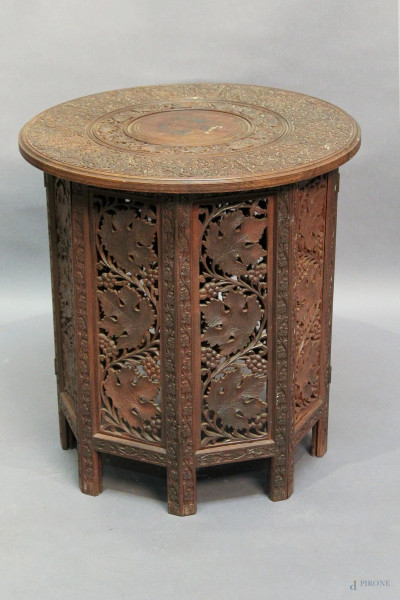Tavolinetto pieghevole di linea tonda in legno intagliato e traforato, H 50 cm.