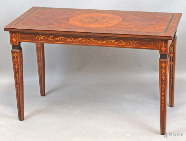Tavolino di linea Luigi XVI, intarsiato in varie essenze, gambe troncopiramidali, altezza cm. 50x70x40, (lievi difetti).