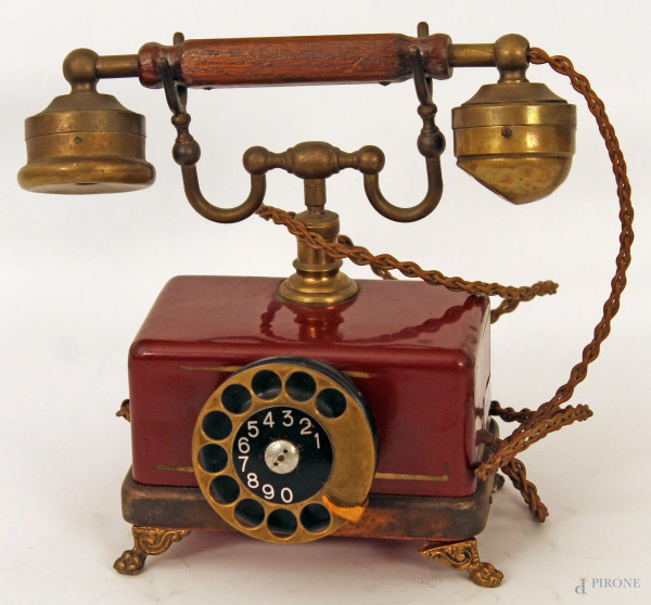 Vecchio telefono in metallo con manico in legno.