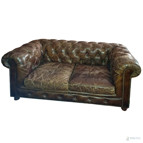 Divano Chesterfield  in pelle marrone a due posti, (difetti)