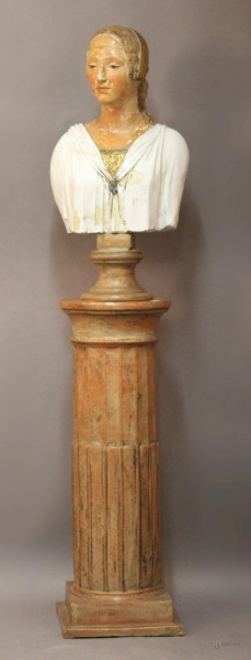 Busto di donna in terracotta smaltata e dipinta, H 76 cm, poggiante su colonna in terracotta, H 93 cm, XX sec.
