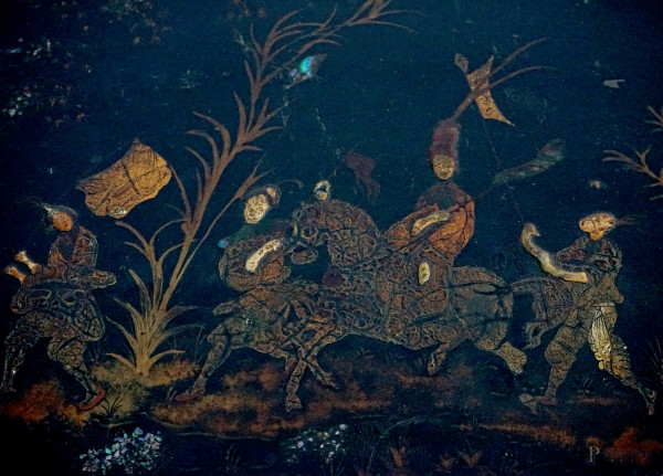 Tavolino da salotto in legno laccato nero, piano rettangolare dipinto in policromia e dorature a ...