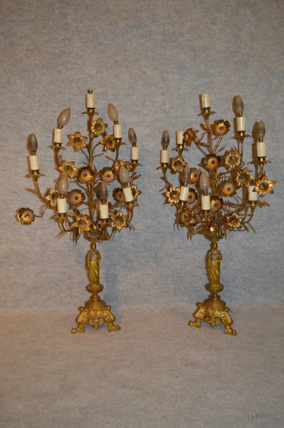 Coppia candelabri a otto luci con fiori a rilievo, poggianti su basi con figure in bronzo cesellato e dorato reggenti stemmi araldici, XIX sec, h. 97 cm.