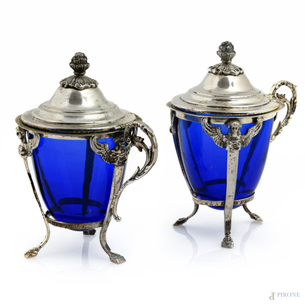 Coppia di salierine in argento cesellato e vetro blu monoansate e poggianti su piedini, XX secolo, altezza cm 12,5, peso argento gr 200