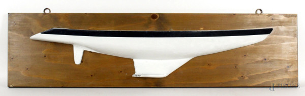 Modello di barca in metallo laccato, misure totali cm 23,5x92, XX secolo, (difetto)