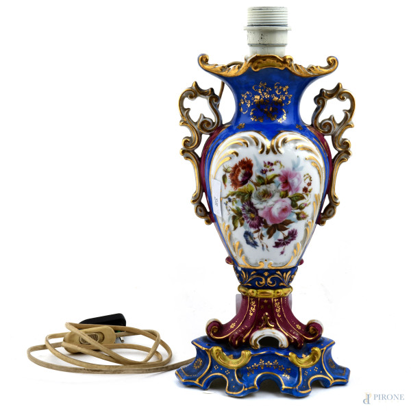 Vaso in porcellana stile Luigi Filippo montato a lampada con decori floreali policromi e scena galante, XX secolo, cm 32,5 (cadute di colore, da revisionare)
