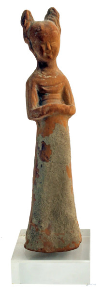 Figura femminile, scultura terracotta, poggiante su base in plexiglass, h, 27,5 cm, Cina XX sec.