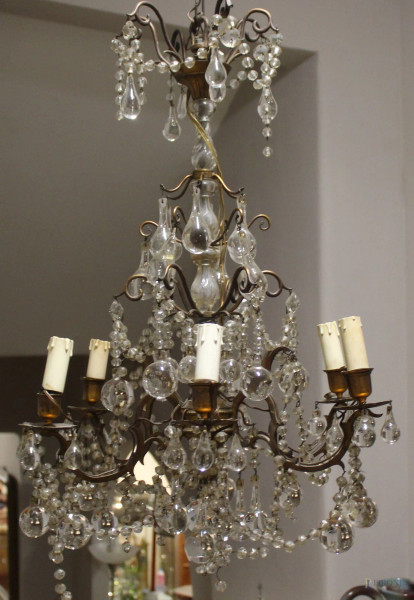 Lampadario in ferro dorato con gocce in vetro, primi &#39;900, H 65 cm.