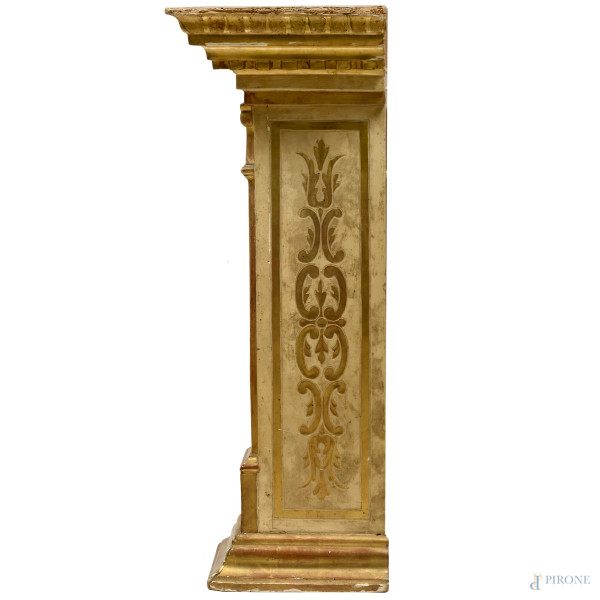 Teca con specchio in legno dipinto e dorato in stile neoclassico, fine del XIX - inizi del XX sec...