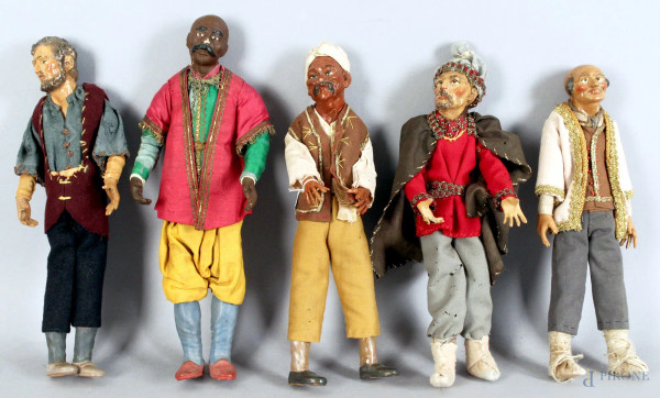 Lotto composto da cinque personaggi da presepe in terracotta e legno, altezza 31 cm.