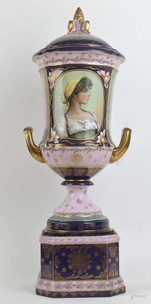 Vaso in porcellana di Vienna, a smalti policromi, con riserva dipinta raffigurante popolana, finiture in oro, marca sotto la base, alt. cm 65, (felature alla base)