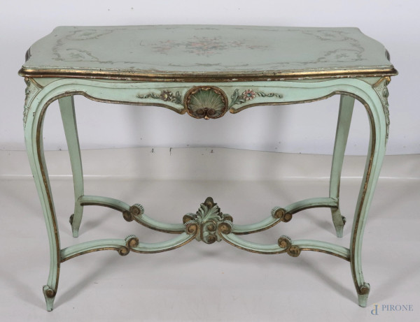 Tavolo in legno laccato verde con decorazioni dipinte di mazzetti e intrecci floreali e profili dorati, XX secolo, cm 78x104x65,5, (segni di usura, graffi, scalfiture, cadute di colore e doratura, difetti)