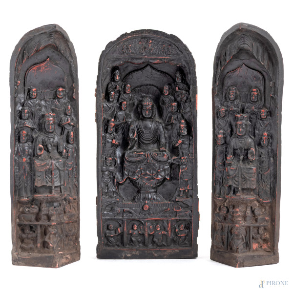 Tempietto da viaggio in teak intagliato a rilievo, XX secolo, altezza cm 17,5, (scalfiture, mancanza di cerniere, difetti)