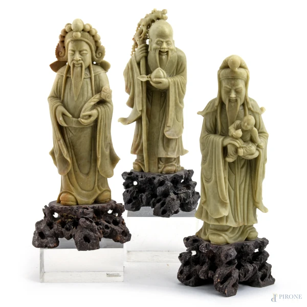 Lotto composto da tre sculture di saggi  in pietra saponaria, XX secolo, altezza massima cm 25,5, (scalfiture,  [..]