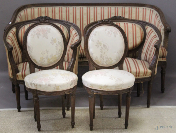 Salotto composto da un divano, due poltrone e due sedie in noce con particolari intagliati, XIX sec.