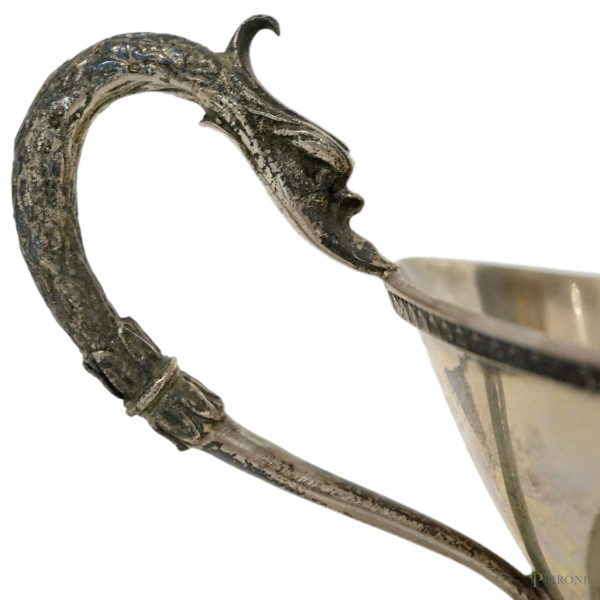 Salsiera in argento 800, XX secolo, con profili a foglie lanceolate e manico zoomorfo, completa d...