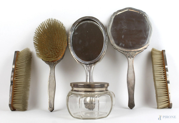 Set da toeletta in argento inciso, composto da tre spazzole, un porta cipria, due specchi a mano (uno non pertinente), anni '50