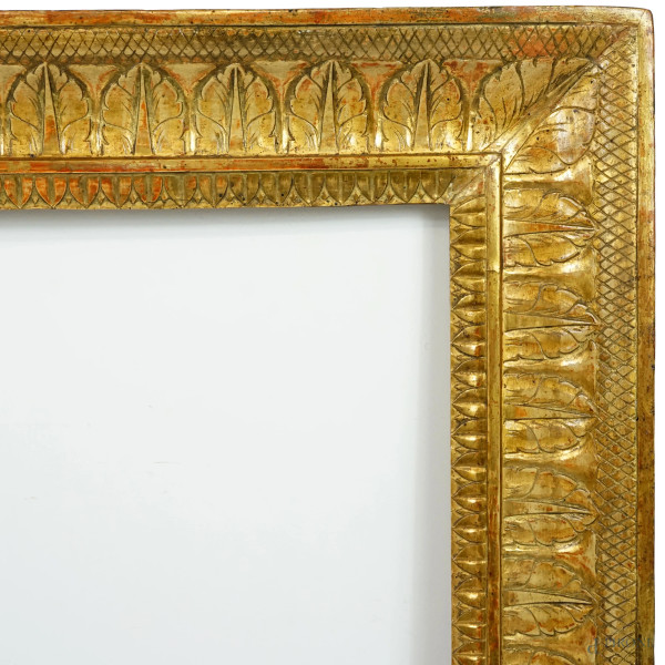 Cornice a guantiera siciliana in legno e stucco dorato, XIX secolo, ingombro cm 49,5x61,6, batten...