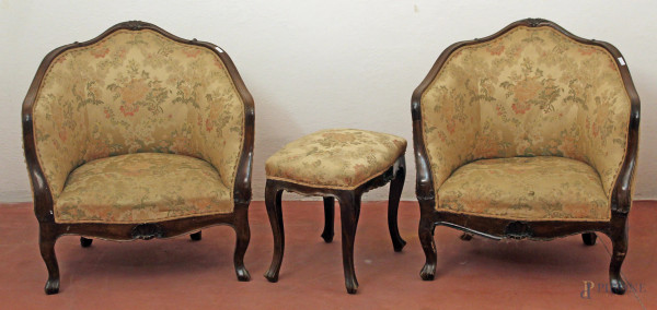Lotto di due poltrone ed uno sgabello in noce con particolari intagliati a forma di conchiglia, arte veneta fine XIX sec 