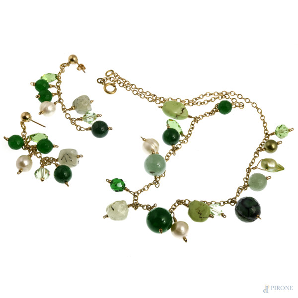 Parure composta da collana e orecchini in metallo dorato 14 kt , pietre dure nei toni del verde e perle, lunghezza orecchini cm 7, lunghezza collana cm 49, , (mancanza di una farfallina)