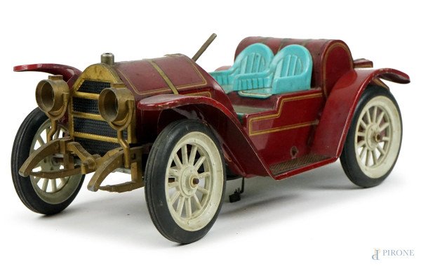 Modellino di automobile in metallo dorato e perspex, cm 10x33x16, XX secolo, (difetti).