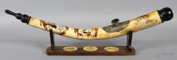 Pipa da oppio dipinta, finali ebanizzati, poggiante su base, lungh. 35 cm.