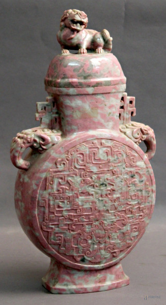 Antica potiche orientale in pietra saponaria rosa, manici a testa d&#39;elefante, coperchio con cane di Foo, Cina XIX sec., H 39 cm.
