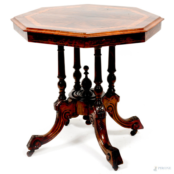 Tavolino in varie essenze con filettatura in bosso, piano ottagonale sorretto da quattro colonnine tornate raccordate da struttura circoolare e terminanti in quattro gambe mosse e intagliate con rotelle, XX secolo, cm 71x79, (difetti)