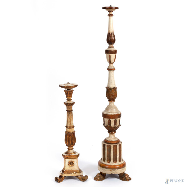Lotto di due torcieri in legno laccato e dorato, XX secolo, altezza massima cm 113, (segni di usura, difetti, scalfiture, cadute di colore e doratura)