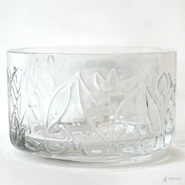 Centrotavola in cristallo svedese, decoro a motivo di tulipani, cm h 12,5, XX secolo.