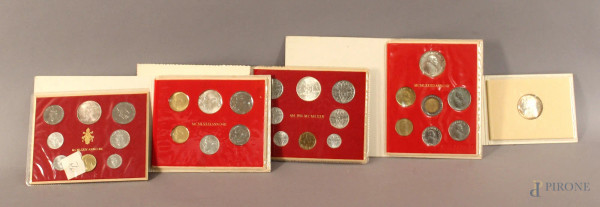 Lotto composto da cinque contenitori con all&#39;interno monete vaticane.