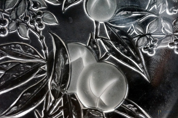 Tre centrini in vetro e porcellana a forma di cuore, misure max cm 5x23x24, XX secolo.