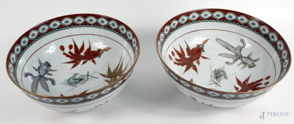 Coppia di Bowl in porcellana giapponese a decoro di carpe e gamberi, altezza cm 10,5 diametro 25,5, (filature)