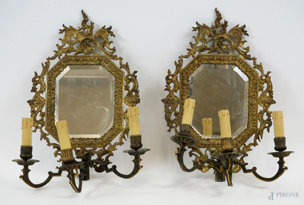 Coppia di specchiere di linea ottagonale ad applique a tre luci in bronzo, cm h 45, XIX secolo.
