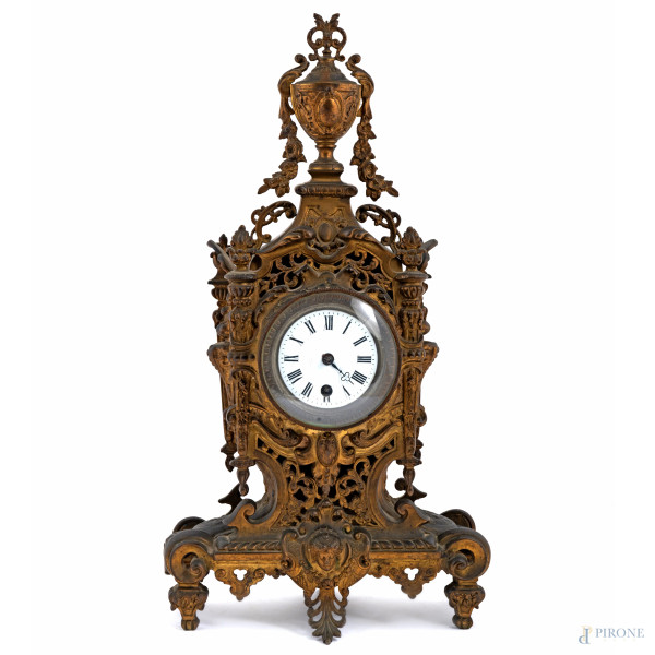 Orologio da tavolo in bronzo dorato cesellato con elemento apicale a guisa di cratere. Quadrante circolare con numeri romani, XIX-XX secolo, altezza cm 53(segni di usura, mancanze, da revisionare)