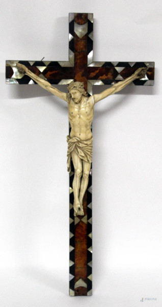 Cristo in avorio con croce in madreperla e tartaruga, Cristo H 23 cm, croce H 44 cm, XVIII sec.