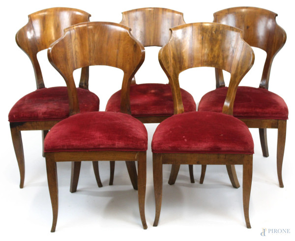 Cinque sedie in noce, XIX secolo, sedute rivestite in velluto rosso, gambe mosse, cm h 55, (difetti).