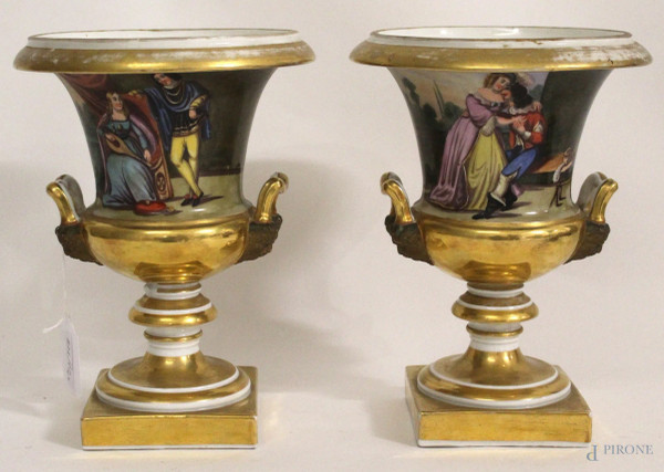 Coppia vasi a cratere in porcellana, fondo oro a tutto decoro di paesaggi e figure, periodo impero, H. 26 cm.,(difetti).